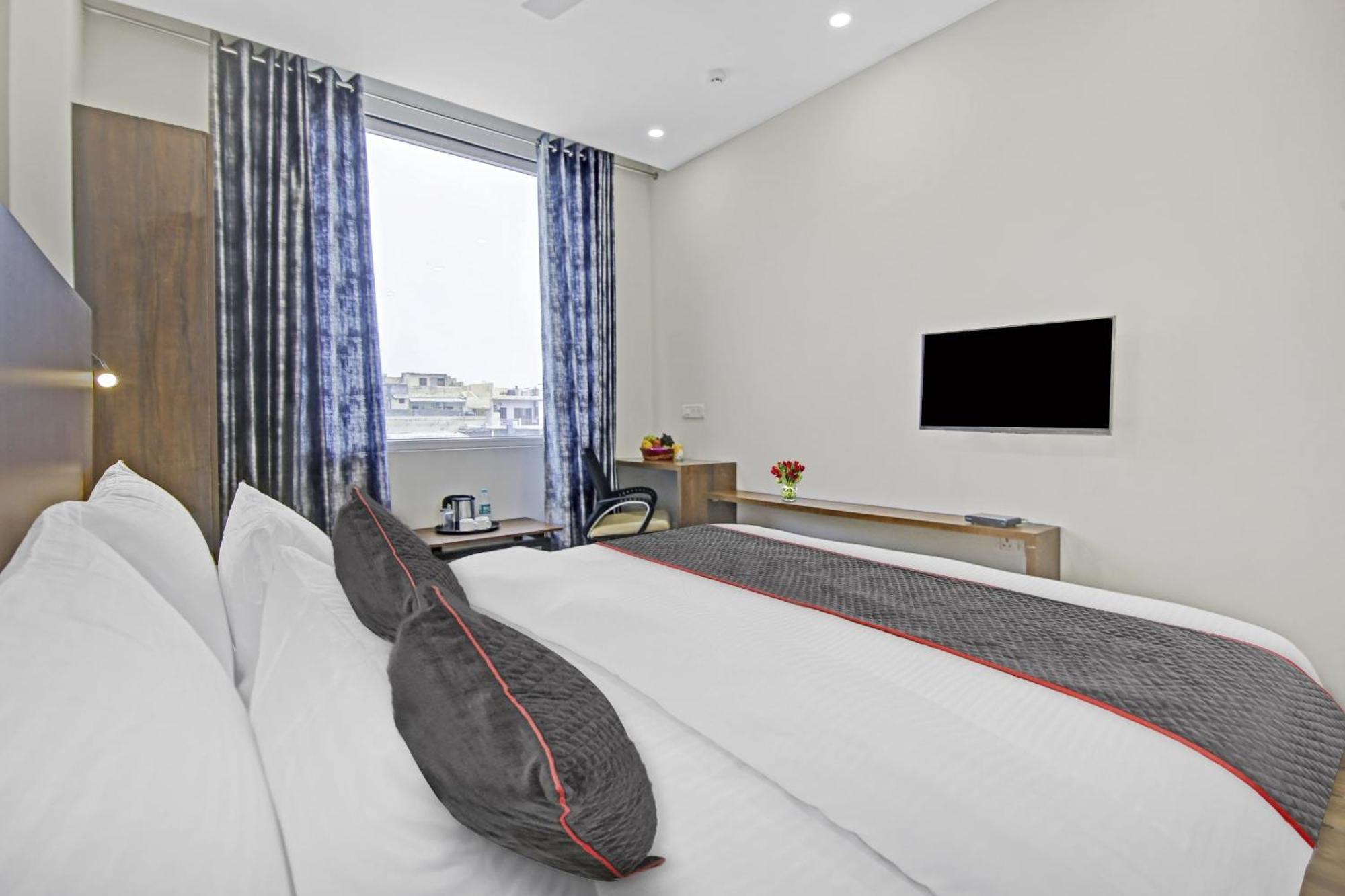 Townhouse Golden Frame Hotel Ghaziabad Exterior photo