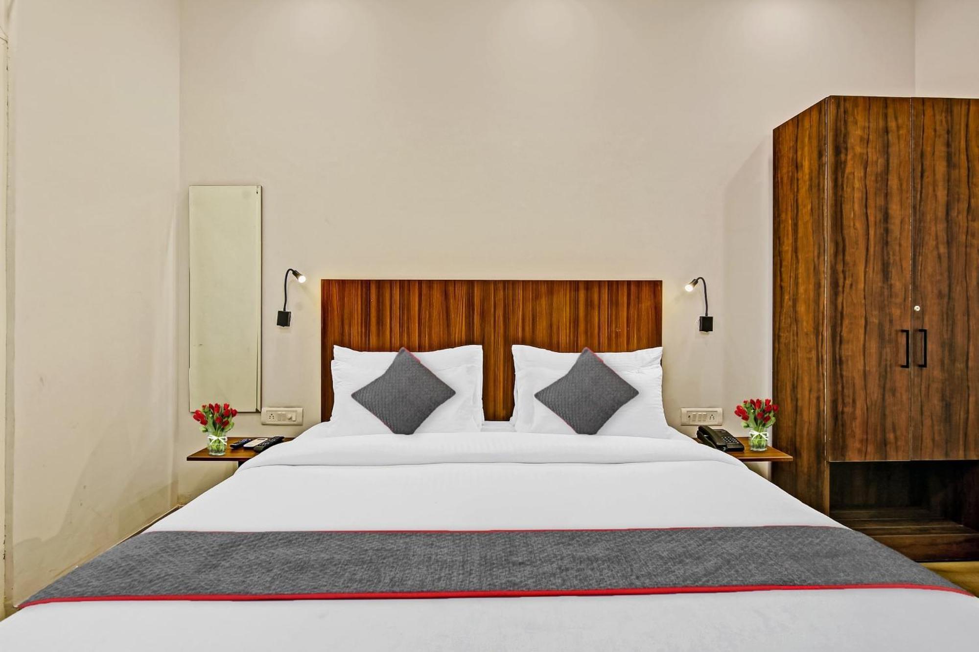Townhouse Golden Frame Hotel Ghaziabad Exterior photo