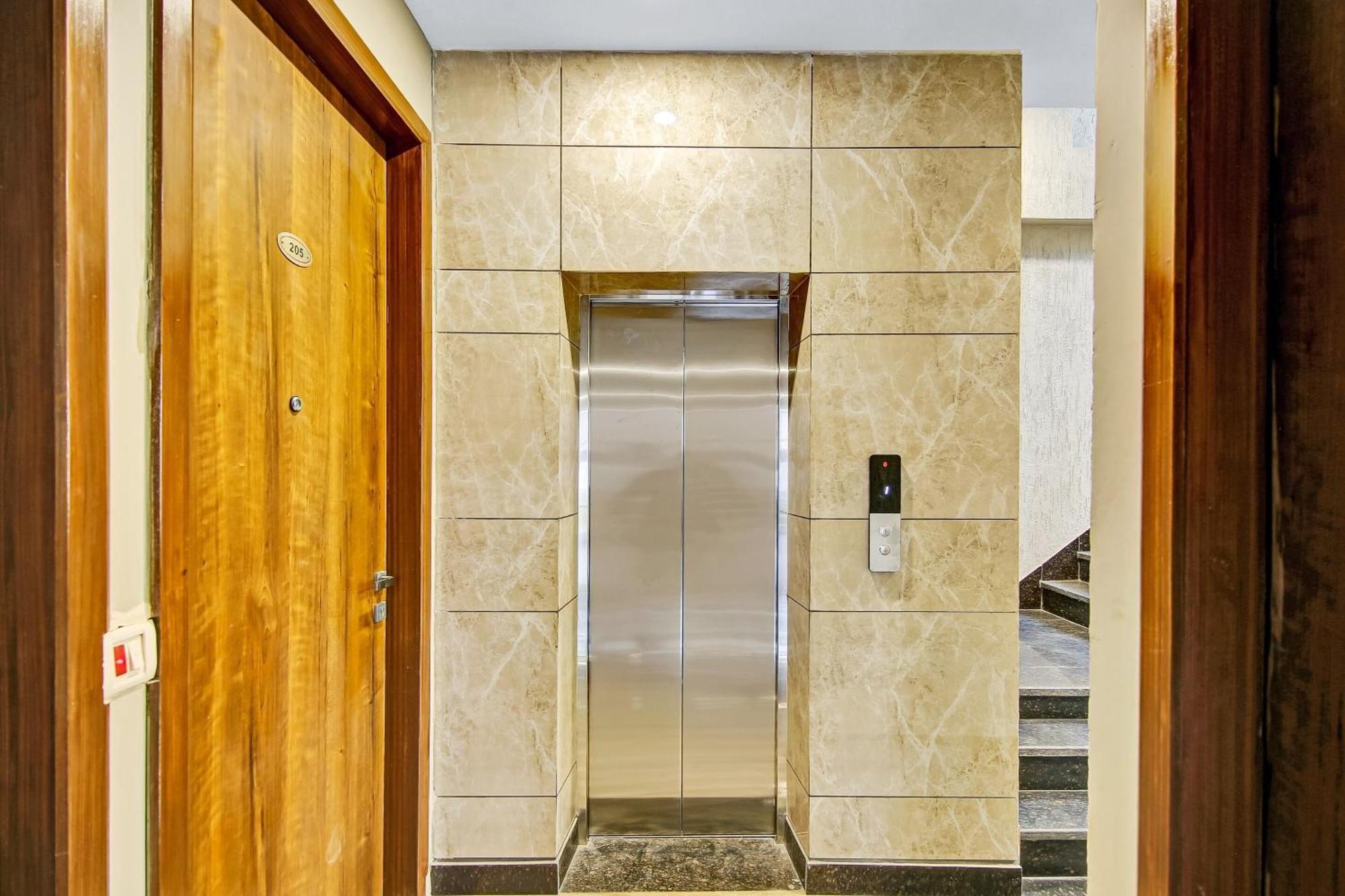 Townhouse Golden Frame Hotel Ghaziabad Exterior photo